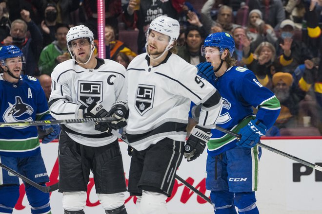 Los Angeles Kings in kapetan Anže Kopitar (v sredini) so v Vancouvru naleteli na razpoloženee domače tekmece. FOTO: Bob Frid/Usa Today Sports
