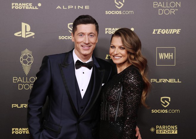 Robert Lewandowski in njegova soproga Anna Lewandowska sta na pariški gala prireditvi ob podelitvi zlate žoge blestela. FOTO: Benoit Tessier/Reuters
