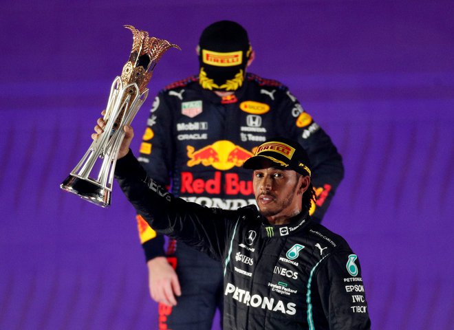 Lewis Hamilton in Max Verstappen sta se na zmagovalnem odru izogibala drug drugemu. FOTO: Reuters
