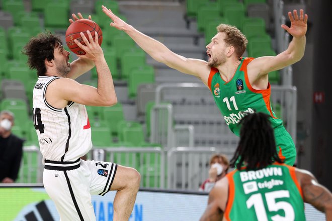 V prejšnji sezoni je bil Miloš Teodosić (levo) previsoka ovira za Jako Blažiča in soigralce, kako bo drevi? FOTO: Cedevita Olimpija
