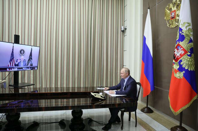 Ruski predsednik Vladimir Putin med torkovim videopogovorom z ameriškim kolegom Joejem Bidnom. Foto Sputnik Via Reuters
