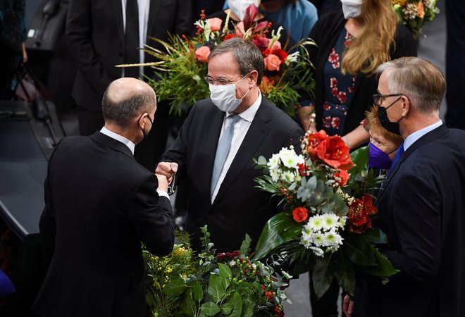 Med prvimi je novemu nemškemu kanclerju Olafu Scholzu čestital nesojeni kanclerski kandidat CDU Armin Laschet. FOTO: Annegret Hilse/Reuters
