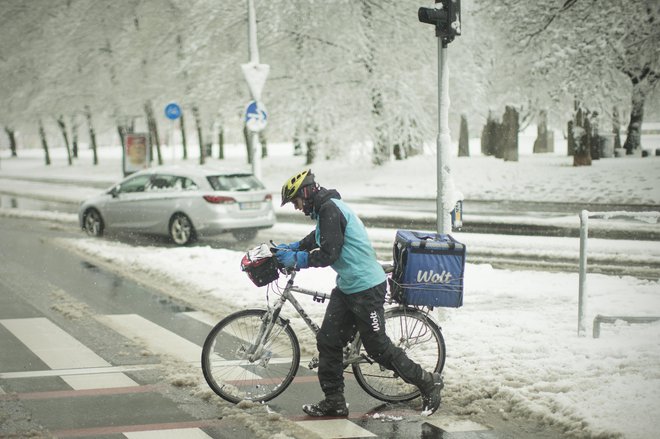 Za digitalne platforme, kot je Uber, v EU menda dela 28 milijonov ljudi in do leta 2025 naj bi se njihovo število povečalo za polovico. FOTO: Jure Eržen/DELO
