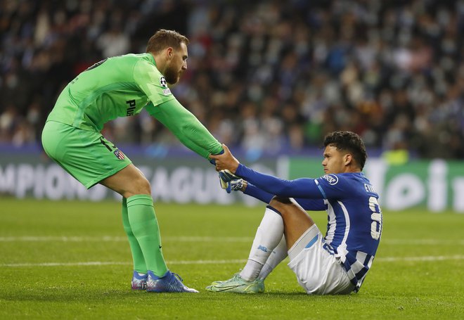 Jan Oblak je po tekmi v Portu tolažil razočarane gostitelje. Foto Pedro Nunes/Reuters
