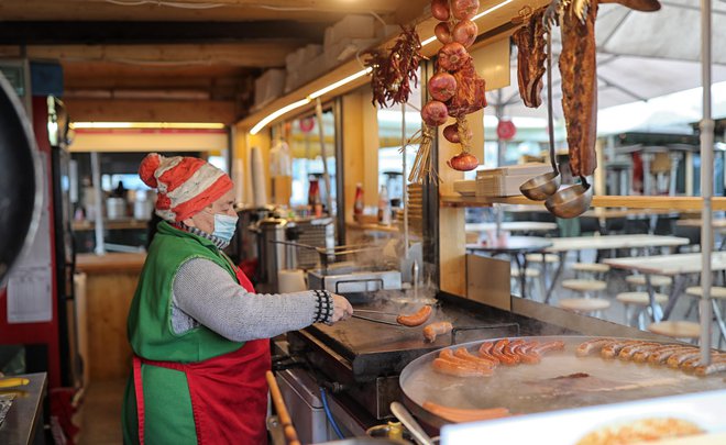 Obiskovalci lahko namesto na božičnem sejmu hrano in pijačo uživajo na osrednji mestni tržnici. FOTO: Blaž Samec/Delo
