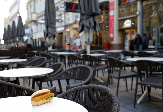 V deželah Brandenburg, Tirolska in Predarlsko bo od nedelje naprej znova odprto vse. V deželah Spodnja Avstrija, Solnograška in Štajerska se bodo gostinski lokali in prenočitveni objekti znova odprli šele 17. decembra. FOTO:&nbsp;Leonhard Foeger/Reuters
