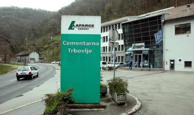 Civilna družba se po novem ZVO-2 lahko vključi v postopke OVD. Na fotografiji Cementarna Lafarge, katere vplivno območje naj bi pred desetletjem segalo le do meja tovarne. FOTO: Blaž Samec/Delo
