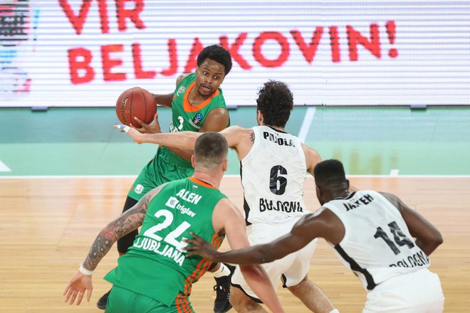 Yogi Ferrell (z žogo) je bil neustavljiv v prvem polčasu in tudi Alen Omić je potrdil, da je pravšnja okrepitev. FOTO: Cedevita Olimpija
