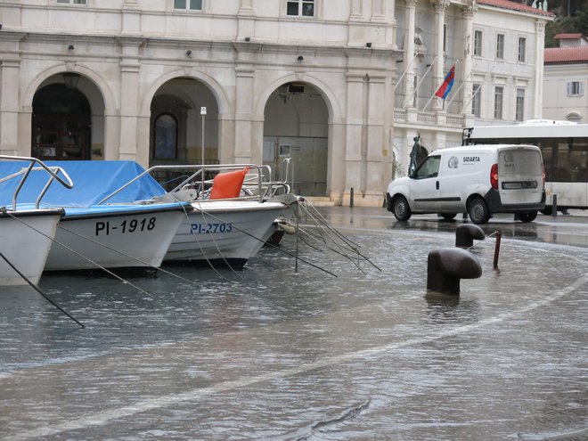 Posledice zadnjega močnega plimovanja oktobra letos.&nbsp;FOTO:&nbsp;Boris Šuligoj
