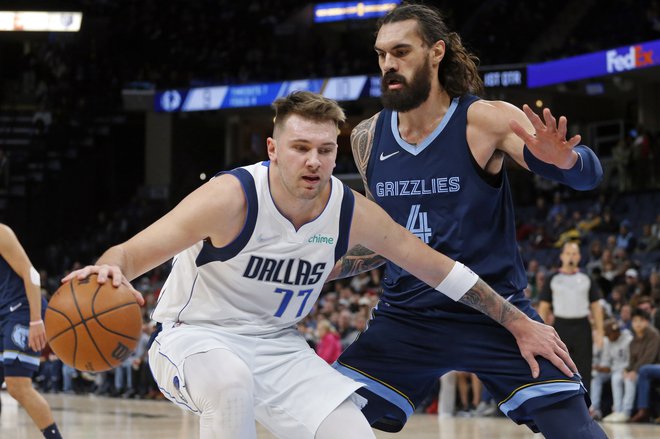 Steven Adams ustavlja Luko Dončića v Memphisu. FOTO: Petre Thomas/USA&nbsp;Today Sports
