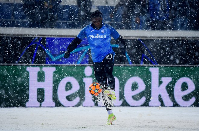 Kolumbijski napadalec Atalante Duvan Zapata se je ogreval, kot je vedel in znal. FOTO: Alberto Lingria/Reuters
