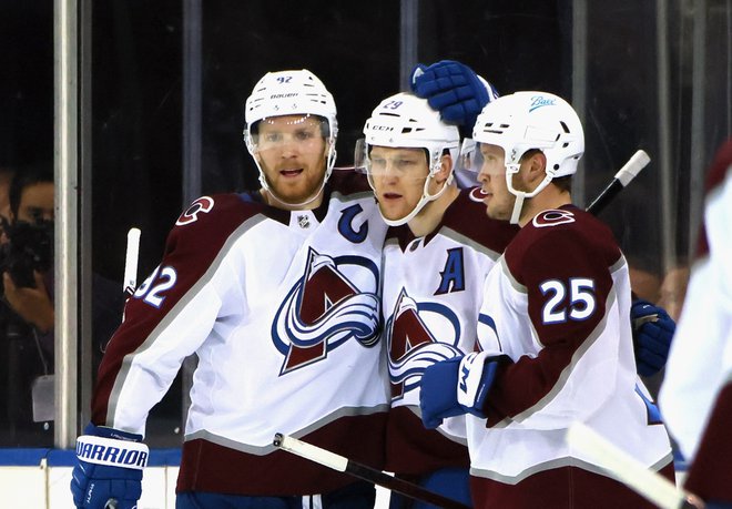 Gabriel Landeskog, Nathan MacKinnon in Logan O&#39;Connor (z leve) proslavljajo&nbsp;po zadetku MacKinnona v drugi tretjini obračuna v&nbsp;Madison Square Gardnu. FOTO: Bruce Bennett/AFP
