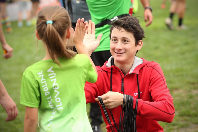 Smučarski skakalec Cene Prevc otrokom deli medalje.&nbsp;FOTO: Jure Eržen/Delo
