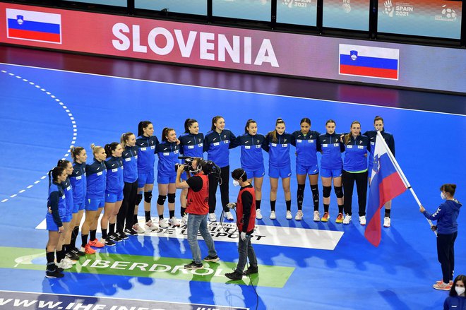 Slovenske rokometašice pred tekmo s Francijo v dvorani Palau d&#39;Esports v Granollersu.&nbsp;FOTO: Pau Barrena/AFP
