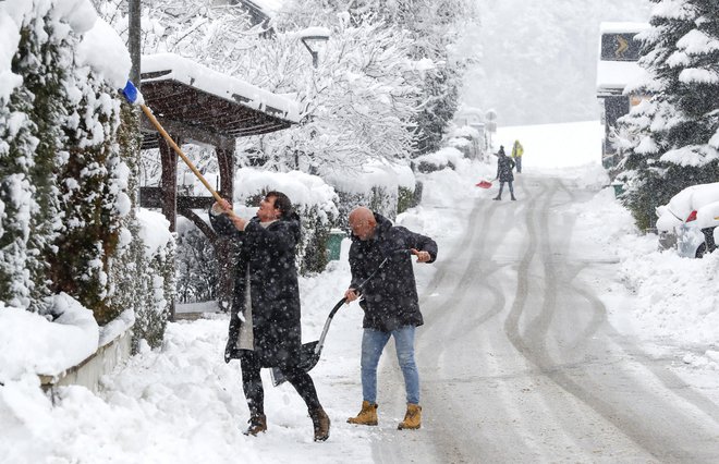 Na Arsu pravijo, da bo danes&nbsp;občasno še rahlo snežilo. Na fotografiji: sneg v Grosuplju, 9. december 2021. FOTO:&nbsp;Matej Družnik/Delo
