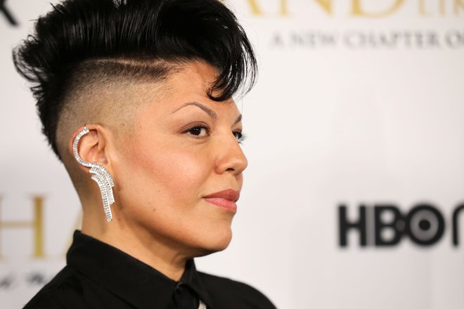 Sara Ramirez, ki se predstavlja kot nebinarna oseba, ima tudi v seriji vlogo spolno neopredeljene in biseksualne komičarke.

FOTO: Caitlin Ochs/Reuters
