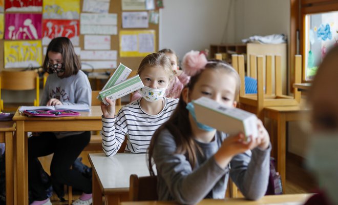 V ponedeljek se je samotestiralo 138.905 učencev, 205 jih je bilo pozitivnih. FOTO: Matej Družnik/Delo
