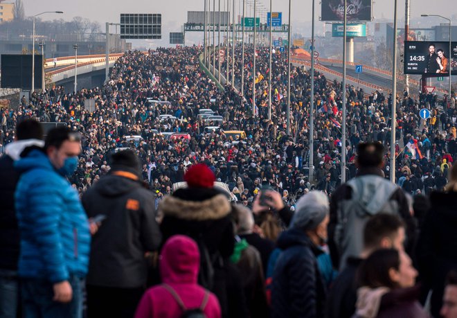 Umik dveh zakonov so zahtevale množice, ki so nekaj prejšnjih koncev tedna protestno ustavile promet po Srbiji. Foto Oliver Bunić/AFP
