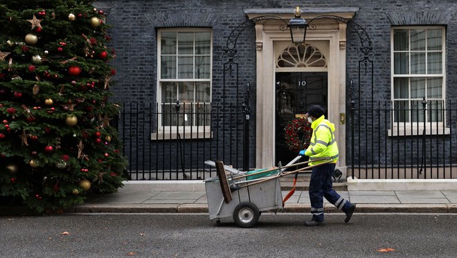 Kaj se je decembra lani dogajalo na sedežu britanske vlade, bo pokazala notranja preiskava, odgovorni pa bodo nosili posledice, obljublja Boris Johnson. Foto: Adrian Dennis/AFP
