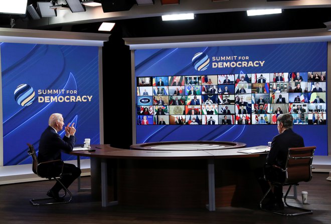 Ameriški predsednik Joe Biden in zunanji minister Antony Blinken na virtualnem vrhu za demokracijo FOTO:&nbsp;Leah Millis/Reuters
