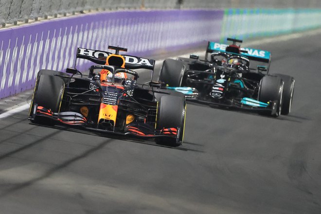 Max Verstappen (levo) in Lewis Hamilton (desno) FOTO: Giuseppe Cacace/AFP
