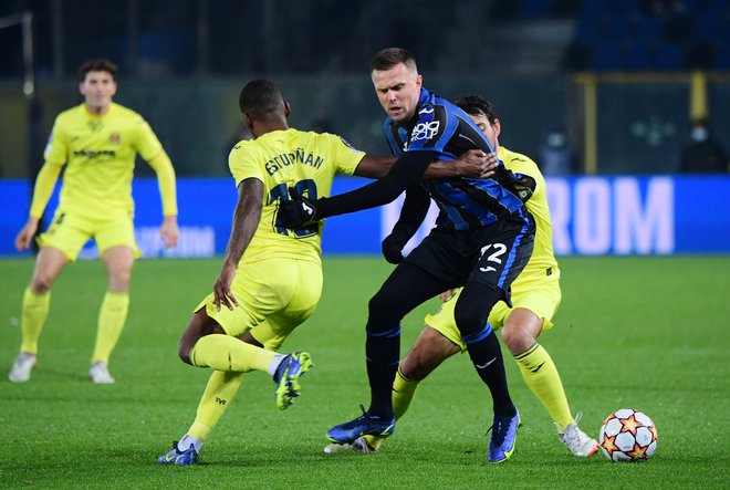 Josip Iličić med tekmo z Villarrealom. FOTO: Alberto Lingria/Reuters
