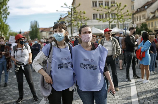 Med protesti maja letos je Pravna mreža za varstvo demokracije organizirala civilni nadzor. FOTO: Blaž Samec/Delo
