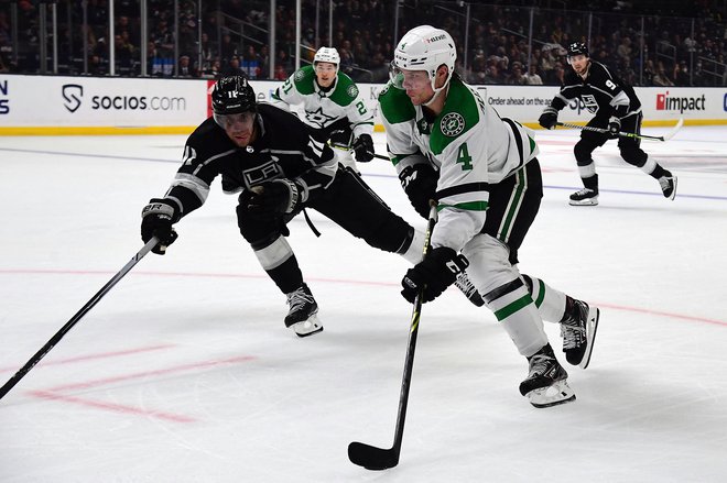 Anže Kopitar (levo) je med tekmo takole oviral mladega finskega branilca Mira Heiskanena. FOTO: Gary A. Vasquez/Usa Today Sports
