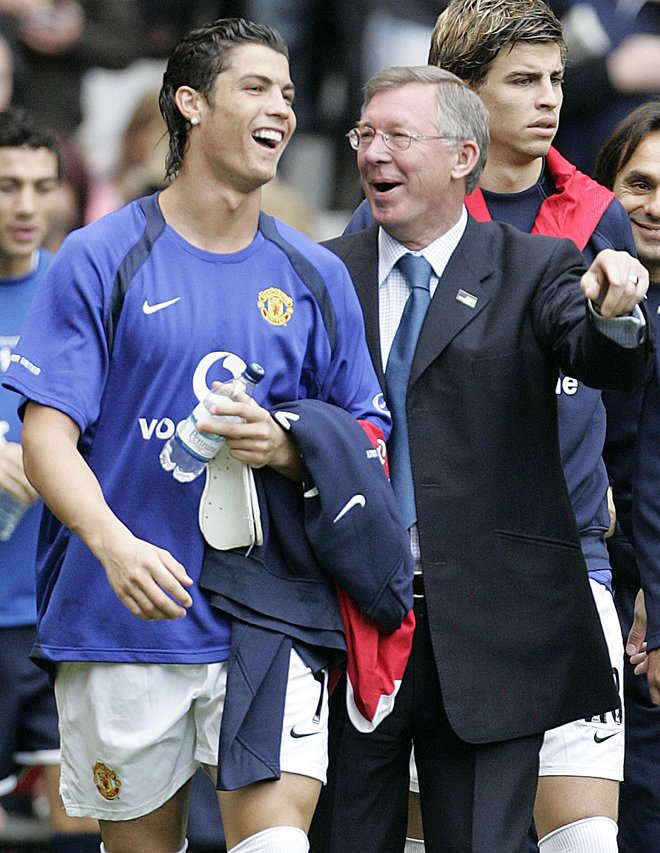 Cristiano Ronaldo in sir Alex Ferguson pred tekmo s Tottenhamom na Old Traffordu leta 2005. FOTO: Ian Hodgson/Reuters
