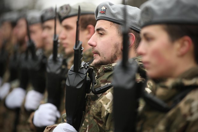 Usoda Slovenske vojske je od nekdaj krojila politika. Medtem ko so si politiki soglasni, da vojsko potrebujemo in da je potrebno za vojake ustrezno poskrbeti, je pot do političnega soglasja o opremljanju vojske precej bolj trnova. Foto: Jure Eržen/Delo
