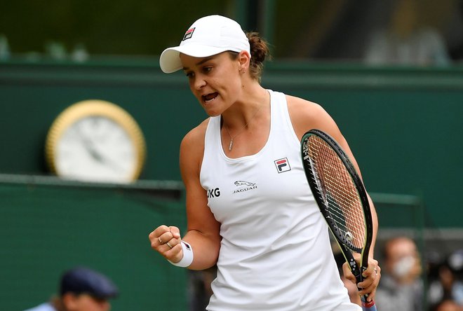 Ashleigh Barty (na fotografiji) med turnirjem v Wimbledonu. FOTO: Toby Melville Reuters
