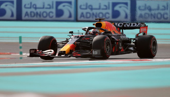 Max Verstappen (na fotografiji) med prvim prostim treningom na dirkališču Yas Marina. FOTO: Hamad I Mohammed/Reuters
