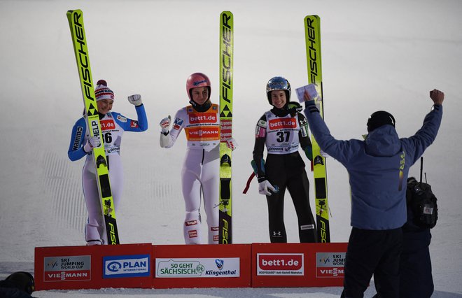 Urša Bogataj (desno) je zaostala le za avstrijsko zmagovalko Marito Kramer (na sredini) in drugouvrščeno Norvežanko Silje Opseth (levo). FOTO: Annegret Hilse/Reuters
