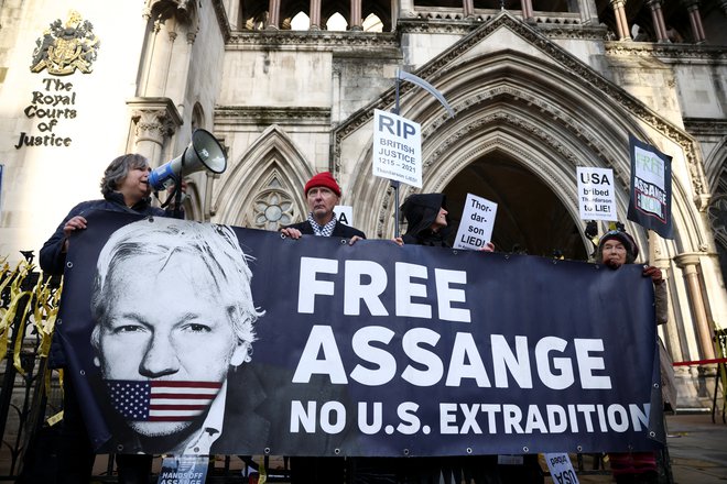 Podporniki Juliana Assangea so razsodbo pričakali pred stavbo višjega sodišča v Londonu. Foto: Henry Nicholls/Reuters
