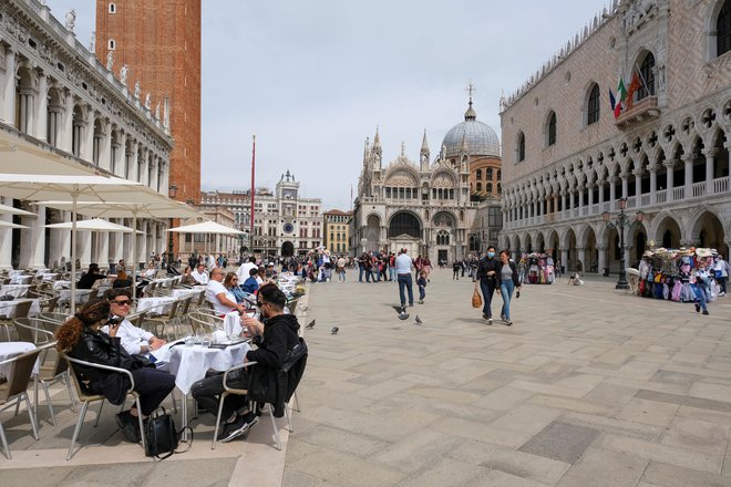Razmere zaradi dnevnih gostov so nevzdržne in neobvladljive, škodijo mestu, kulturi in počutju gostov, opozarjajo prebivalci Benetk. Foto: Manuel Silvestri/Reuters

