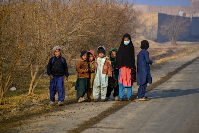 Otroci bodo kolateralne žrtve pandemije. Jasno je, da bodo deležni različne pomoči in varstva, odvisno od države, v kateri živijo, pa tudi od njihovega družbenega statusa.&nbsp;FOTO:&nbsp;Javed Tanveer/AFP
