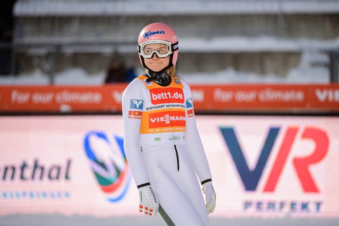Avstrijka Marita Kramer sprva ni vedela, ali bo njen finalni skok zadostoval za zmago. FOTO: Jens Schlueter/AFP
