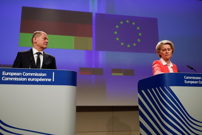 Nemški kancler Olaf Scholz in predsednica evropske komisije Ursula von der Leyen se poznata iz skupnega ministrskega dela. FOTO: Johanna Geron/Reuters
