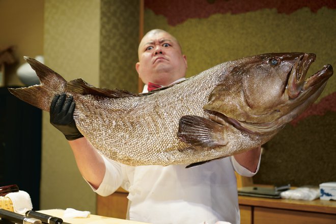 Mojster sušija Takajoši Vatanabe, sin mojstra sušija, ustvarja v restavraciji v kraju Tobata v japonski prefekturi Fukuoka. Foto Phaidon
