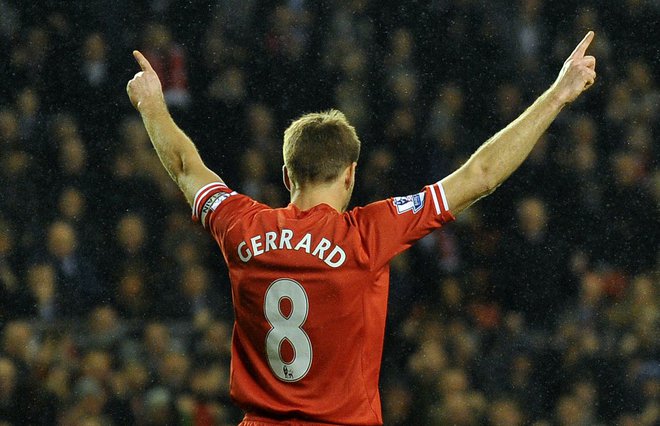 Steven Gerrard med proslavljanjem gola v majici Liverpoola na tekmi z Aston Villo januarja 2014. Slabih sedem let KASNEJE se na Anfield vrača na klopi birminghamskega velikana. FOTO: Paul Ellis/AFP
