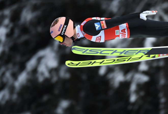 Stefan Kraft je v prvi seriji skočil 138&nbsp;metrov in ubranil prednost. FOTO: Annegret Hilse/Reuters
