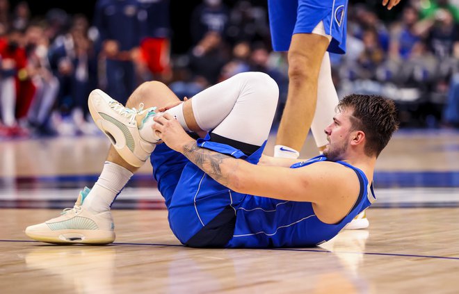 Luka Dončić&nbsp; bo zaradi poškodbe gležnja izpustil jutrišnjo tekmo Dallasa v Oklahomi. FOTO: Kevin Jairaj/Usa Today Sports
