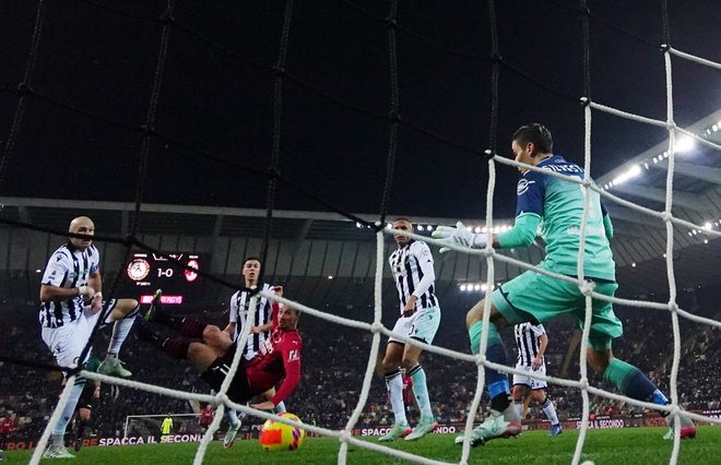 Zlatan Ibrahimović je z golom v Vidmu dvojec najboljših strelcev v najmočnejših prvenstvih spremenil v skupino. FOTO: Daniele Mascolo/Reuters
