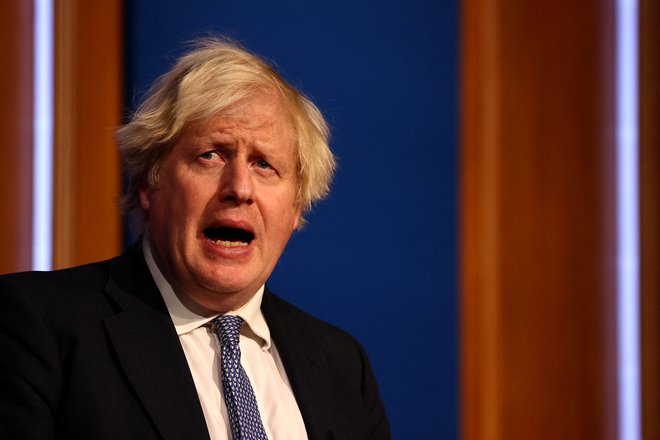 Boris Johnson je do zdaj vztrajal, da se decembra lani ni udeležil nobene službene božične zabave, toda na sodelovanje v božičnem kvizu je pri tem očitno pozabil. Foto: Adrian Dennis/Reuters
