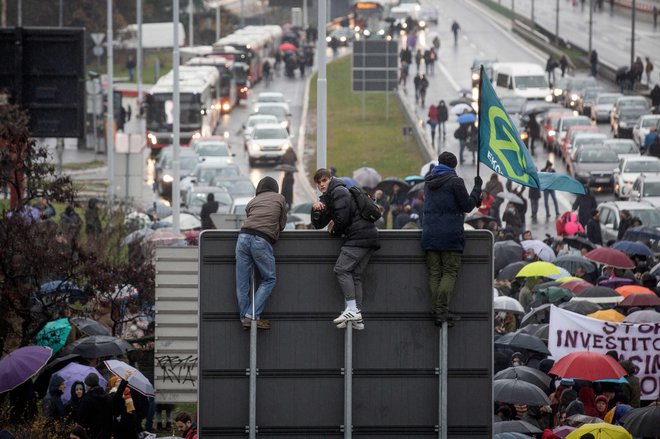 Tisoči protestnikov so v soboto za dobro uro ustavili promet na vrsti srbskih magistralnih cest, na več odsekih avtoceste, v Beogradu (na fotografiji) pa so promet ustavili na kar treh točkah. FOTO: Oliver Bunić/AFP
