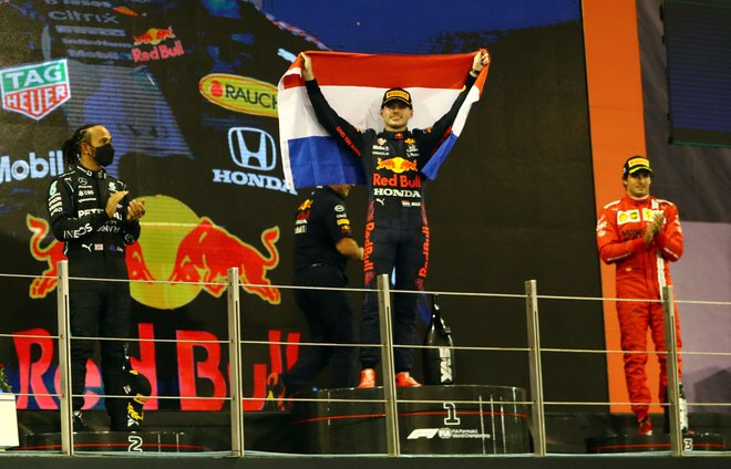 Maxu Verstappnu (v sredini) sta po zmagi zaploskala tudi Lewis Hamilton (levo) in Carlos Sainz (desno). FOTO: Ahmed Jadallah/Reuters
