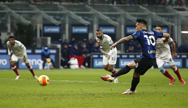 Lautaro Martinez med strelom za gol. FOTO: Alessandro Garofalo/Reuters
