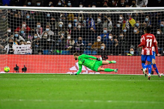 Takole je Marco Asensio matiral Jana Oblaka in postavil končni izid derbija 2:0. FOTO: Javier Soriano/AFP
