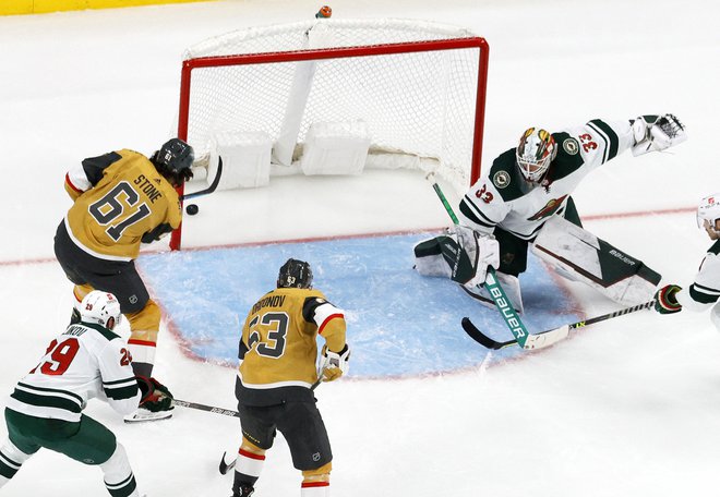 Mark Stone (levo) je z igralcem več na ledu ukanil Cama Talbota v vratih Minnesote v zadnji tretjini obračuna v dvorani&nbsp;T-Mobile Arena. FOTO: Ethan Miller/AFP
