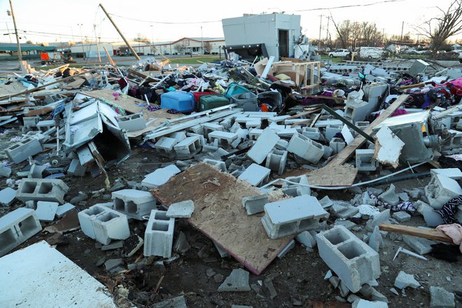 Poleg smrtnih žrtev je Kentucky po besedah guvernerja verjetno ostal brez najmanj tisoč hiš. FOTO: Amira Karaoud/Reuters
